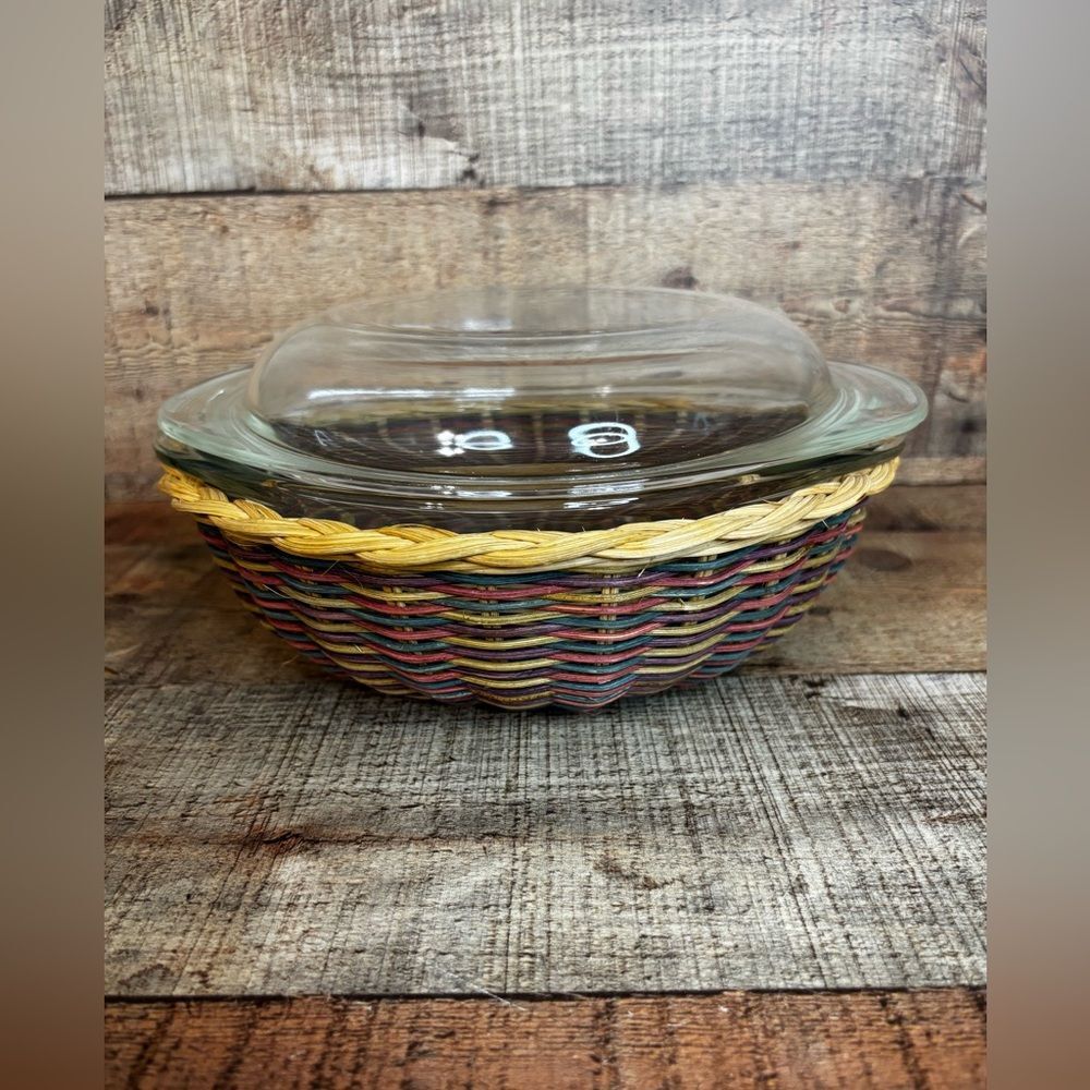 Pyrex 1.5 Qt Covered Casserole Dish Rainbow Rattan Basket 1987 6230 & Lid 683C31